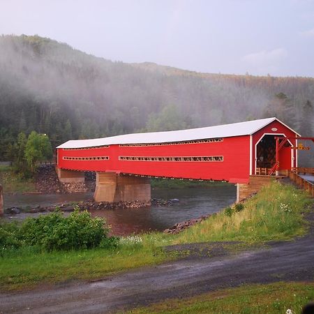 Auberge De La Riviere Matapedia - Matapedia River Lodge Routhierville Экстерьер фото
