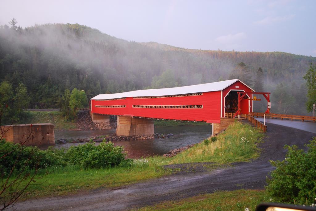 Auberge De La Riviere Matapedia - Matapedia River Lodge Routhierville Экстерьер фото