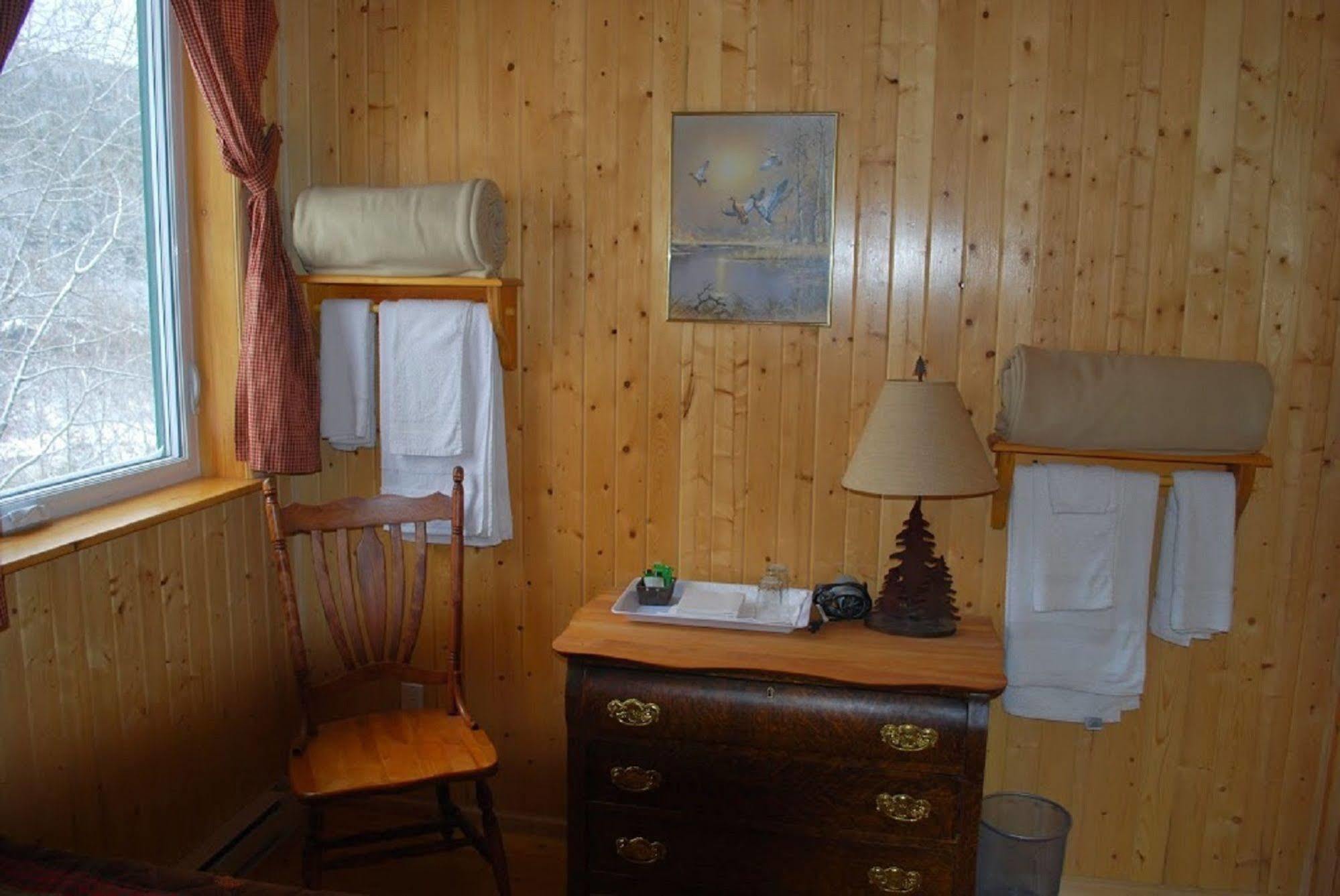 Auberge De La Riviere Matapedia - Matapedia River Lodge Routhierville Экстерьер фото